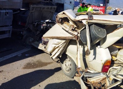 Kamyona Çarpan Otomobil Kagit Gibi Ezildi Açiklamasi 1 Yarali