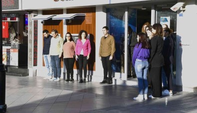 Kusadasi'nda Hayat 1 Dakikaligina Durdu