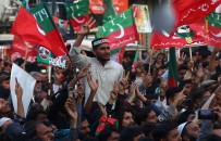 Pakistan'da Eski Basbakan Khan'in Partisi, Islamabad'a Dogru Yürüyüsüne Yeniden Basladi