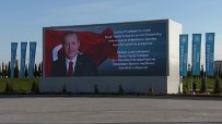 Semerkant Havalimani'nda Erdogan'in Fotografi Yansitildi