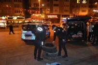 Sinir Krizi Geçiren Vatandasin Meydanda Lastik Yakma Girisimini Çevik Kuvvet Önledi