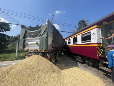 Tayland'da Yolcu Treni Kamyonu Biçti