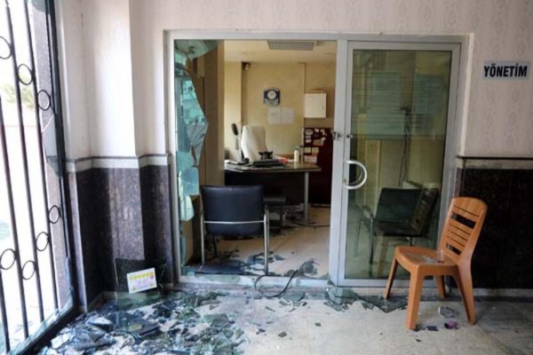 Tartıştığı bina yöneticisinin odasına, hazırladığı el yapımı patlayıcıları attı