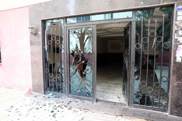 Tartıştığı bina yöneticisinin odasına, hazırladığı el yapımı patlayıcıları attı