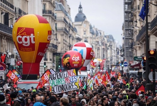 Avrupa’da kriz dalga dalga yayılıyor! Fransa sokağa döküldü!