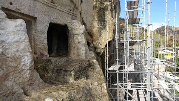 Kayalıkların arasında gizliydi: Definecilerin saklı hazinesi ortaya çıktı