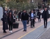 (ÖZEL) Istiklal Marsi'ni Duyan Saygi Durusuna Geçti