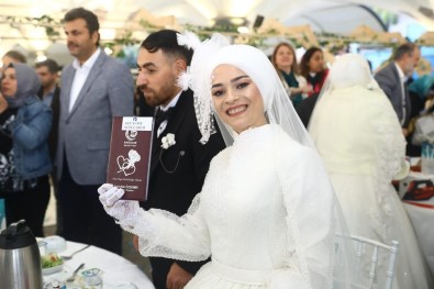 Bagcilar'da 15 Çift Toplu Dügün Söleniyle Dünya Evine Girdi