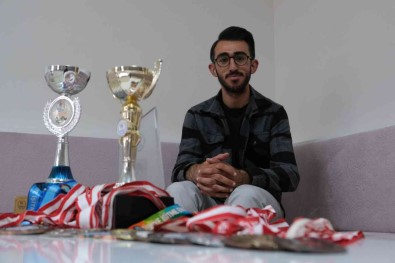 Isitme Engelli Gencin Ilham Veren Basari Hikâyesi