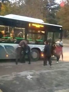 Otobüs 5 Metre Ileride Indirdi Diye Kavga Çikartti