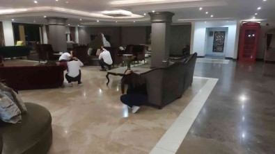 Tatbikati Devam Ettirip Oteli Bosalttilar