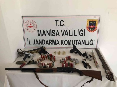 Turgutlu'da Bir Evde Yapilan Aramada Çok Sayida Silah Ele Geçirildi