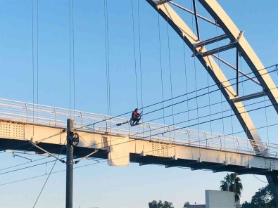 Cami Minaresinde Intihar Girisiminde Bulunan Sahis, Bu Sefer De Üst Geçide Çikti
