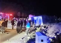 Yolcu Otobüsü Hafriyat Kamyonuyla Çarpisti; 2'Si Agir 12 Yarali