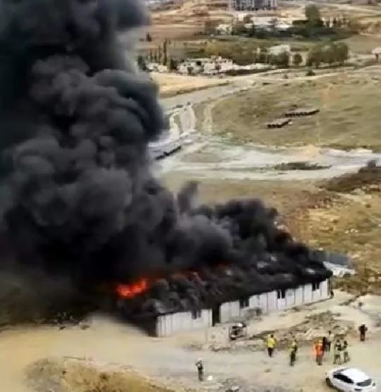 Başakşehir'de şantiyedeki konteynerler yandı: İşçiler arasında kavga çıktı...