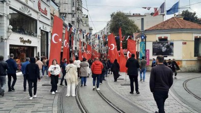 İstiklal Caddesi Türk bayraklarıyla donatıldı!