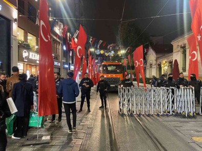 Istiklal Caddesi Yaya Trafigine Kapatildi