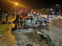 Köprü Bariyerine Çarpip Hurdaya Dönen Otomobilden Yarali Olarak Çikti