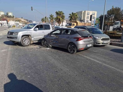 Kusadasi'nda Trafik Kazasi Açiklamasi 2 Yarali