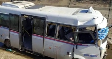 Yer Adana: Minibüs kanala düştü! 2’si ağır 15 yaralı!