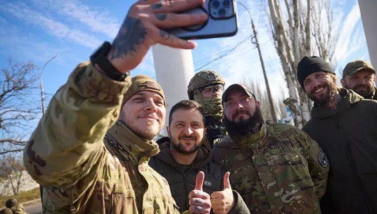 Zelenskiy'den Herson'da zafer pozu