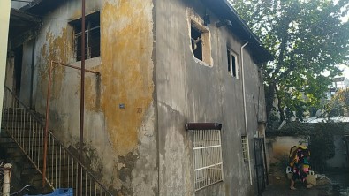 Ev Alevlere Teslim Oldu, 1'I Çocuk 5 Kisi Dumandan Etkilendi