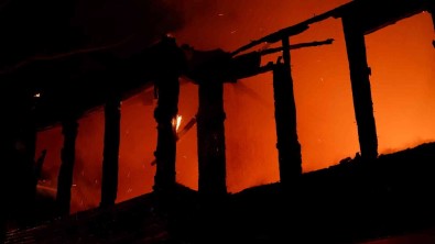 Geceyi Alevler Aydinlatti, Tarihi Ahsap Bina Alev Topuna Döndü