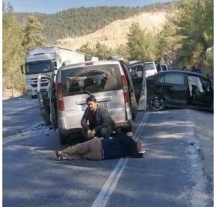 Antalya'da 2 Araç Çarpisti Açiklamasi 5 Yarali