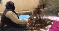 Kadinlarin Yün Çirpma Mesaisi