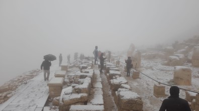 Nemrut'ta Turistlere Kar Sürprizi