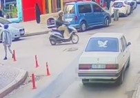 Otomobilin Çarptigi Motosikletli Magazaya Daldi  Açiklamasi O Anlar Kamerada