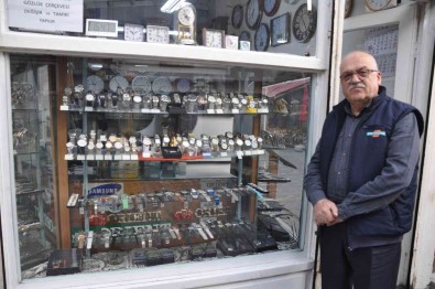 16 Yasinda Basladi, Yarim Asirdir Zamana Ayar Veriyor