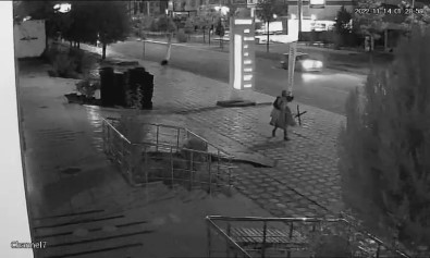 Batman'da Hirsizlar Ayni Caddedeki Dükkanlara Dadandi Açiklamasi O Anlar Kamerada