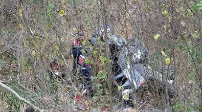 Bursa'da kontrolden çıkan otomobil 15 metre yükseklikten dereye uçtu : 1 ölü 1 yaralı