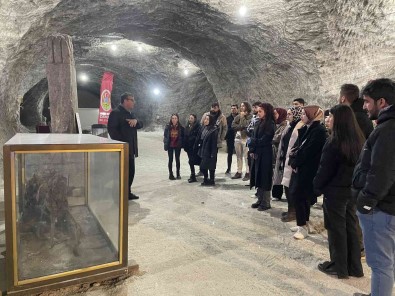 Dersi Sinifta Degil, Yerin 150 Metre Altindaki 5 Bin Yillik Tuz Magarasinda Islediler