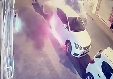 Fatih'te Bir Araçta Baslayan Ve 4 Araçta Devam Eden Yanginin Basladigi Anlar Kamerada