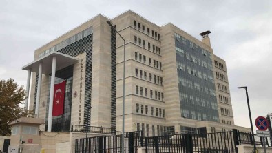 Hirsizlik Yapmaya Çalisirken Suçüstü Yapilan Süpheli, Polisten Kaçarken Bacagini Kirdi