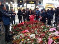 Istiklal Caddesi'nde Hayatini Kaybedenler Için Olusturulan Platform Ve Bayraklar Kaldirildi