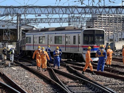 Japonya'da Yolcu Treni Raydan Çikti