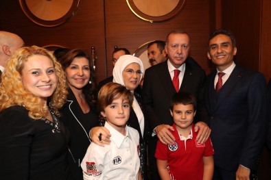 Kupa Koleksiyoneri...Satrançta Dünyanin Sampiyonu Oldu, Teklif Yagiyor