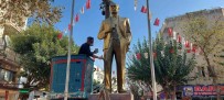 Kusadasi Belediyesi Atatürk Büstlerini Yeniliyor