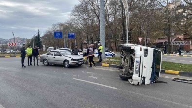 Otomobille Çarpisan Ticari Araç Devrildi Açiklamasi 3'Ü Çocuk 5 Yarali