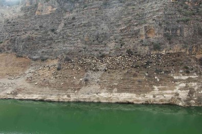 Siirt'te Baraj Suyu Yollari Kapatti