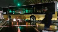 Üsküdar'da Kaygan Yolda Kontrolden Çikan IETT Otobüsü Direge Çarpti