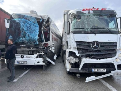 Yolculara Çarpmamak Için Tiriyla Bariyerlere Çarpti