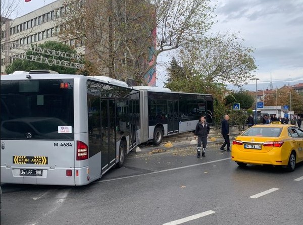 Kadıköy'de metrobüs kaza yaptı