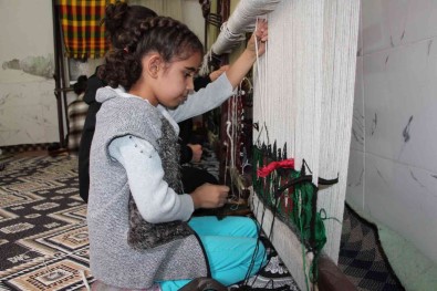 10 Yasindaki Ecrin Ilmek Ilmek Kilim Dokuyor