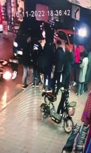 Atasehir'de Otomobilin Çarpmasiyla Yere Düsen Moto Kurye Kaldirimdaki Taslara Çarpti