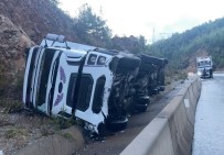Bariyere Çarpan Tir Sarampole Devrildi Açiklamasi 1 Yarali