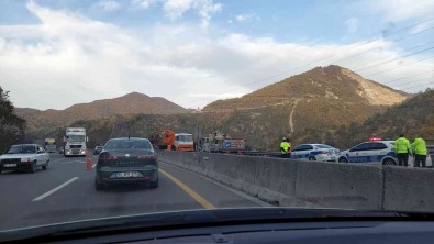 D-650'De Meyve Yüklü Kamyon Devrildi, Tonlarca Muz Yola Savruldu